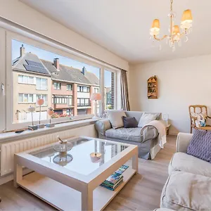 Spacious, Warm And Updated W Parking & Garden Apartment